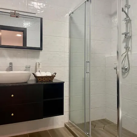 Casa Vista - Spacious 2br, 2bath, In With 2 Free Parking Daire Sofya